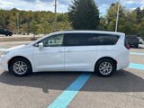 Used 2022 Chrysler Pacifica Touring-L image 2