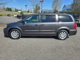 Used 2016 Chrysler Town & Country Touring image 3