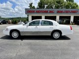 Used 2005 Lincoln Town Car Signature Limited image 4
