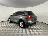Used 2015 Volkswagen Touareg Sport image 3