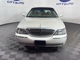 Used 2005 Lincoln Town Car Signature Limited image 2