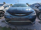 Used 2017 Chrysler Pacifica Limited image 3