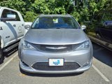 Used 2017 Chrysler Pacifica Touring-L image 2