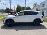 Certified 2022 Volkswagen Taos SE w/ Panoramic Sunroof Package image 3