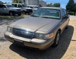 Used 2006 Ford Crown Victoria image 2