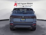 Used 2025 Volkswagen Taos SE w/ Panoramic Sunroof Package image 4