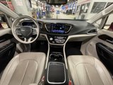 Used 2021 Chrysler Pacifica Limited w/ Uconnect Theater Family Group image 2