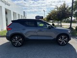 Used 2022 Volvo XC40 T4 R-Design image 2