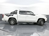 Used 2022 Nissan Frontier SV image 2
