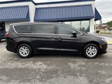 Used 2017 Chrysler Pacifica Touring image 4