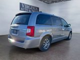 Used 2014 Chrysler Town & Country Touring-L image 6