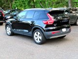Used 2022 Volvo XC40 T5 Momentum image 2