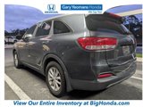 Used 2017 Kia Sorento LX w/ LX Convenience Package image 2