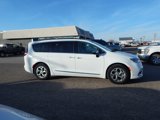 Used 2023 Chrysler Pacifica Limited image 2