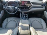 Used 2020 Toyota Highlander XLE image 3