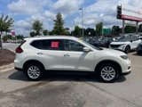 Used 2017 Nissan Rogue SV image 2