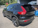 Used 2022 Volvo XC40 T5 R-Design image 2
