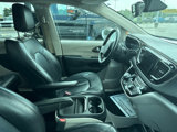 Used 2017 Chrysler Pacifica Touring-L image 4