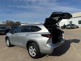 Used 2024 Toyota Highlander LE image 4