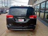 Used 2017 Chrysler Pacifica Limited image 3