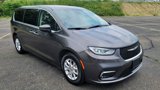 Used 2023 Chrysler Pacifica Touring-L image 2