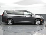 Used 2023 Chrysler Pacifica Touring-L image 3