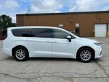 Used 2023 Chrysler Pacifica Touring-L image 2
