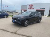 New 2025 Toyota Highlander FWD image 2