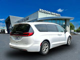 Used 2023 Chrysler Pacifica Limited image 4