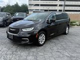 Used 2023 Chrysler Pacifica Touring-L image 3