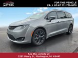 Used 2018 Chrysler Pacifica Touring-L Plus image 2