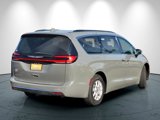 Used 2022 Chrysler Pacifica Touring-L image 5