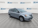 Used 2016 Chrysler Town & Country Touring-L image 2