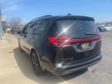 Used 2021 Chrysler Pacifica Limited w/ Uconnect Theater Family Group image 4