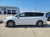 Used 2023 Chrysler Pacifica Touring-L image 6