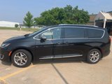Used 2017 Chrysler Pacifica Limited image 3