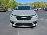 Used 2022 Chrysler Pacifica Touring-L image 2