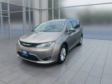 Used 2017 Chrysler Pacifica Touring-L image 4