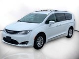Used 2018 Chrysler Pacifica Touring-L image 2