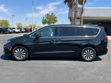 Used 2023 Chrysler Pacifica Touring-L image 3
