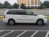 Used 2016 Chrysler Town & Country Touring-L image 4