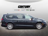 Used 2023 Chrysler Pacifica Touring image 2