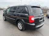 Used 2014 Chrysler Town & Country Touring-L image 5