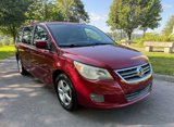 Used 2011 Volkswagen Routan SE image 3
