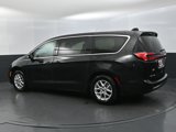 Used 2023 Chrysler Pacifica Touring-L image 3