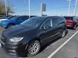 Used 2023 Chrysler Pacifica Touring-L image 3