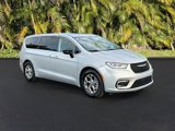Used 2024 Chrysler Pacifica Limited image 2