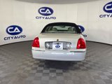 Used 2005 Lincoln Town Car Signature Limited image 5