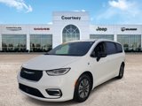 Used 2025 Chrysler Pacifica Select image 2