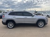Used 2019 Jeep Cherokee Latitude w/ Cold Weather Group image 3